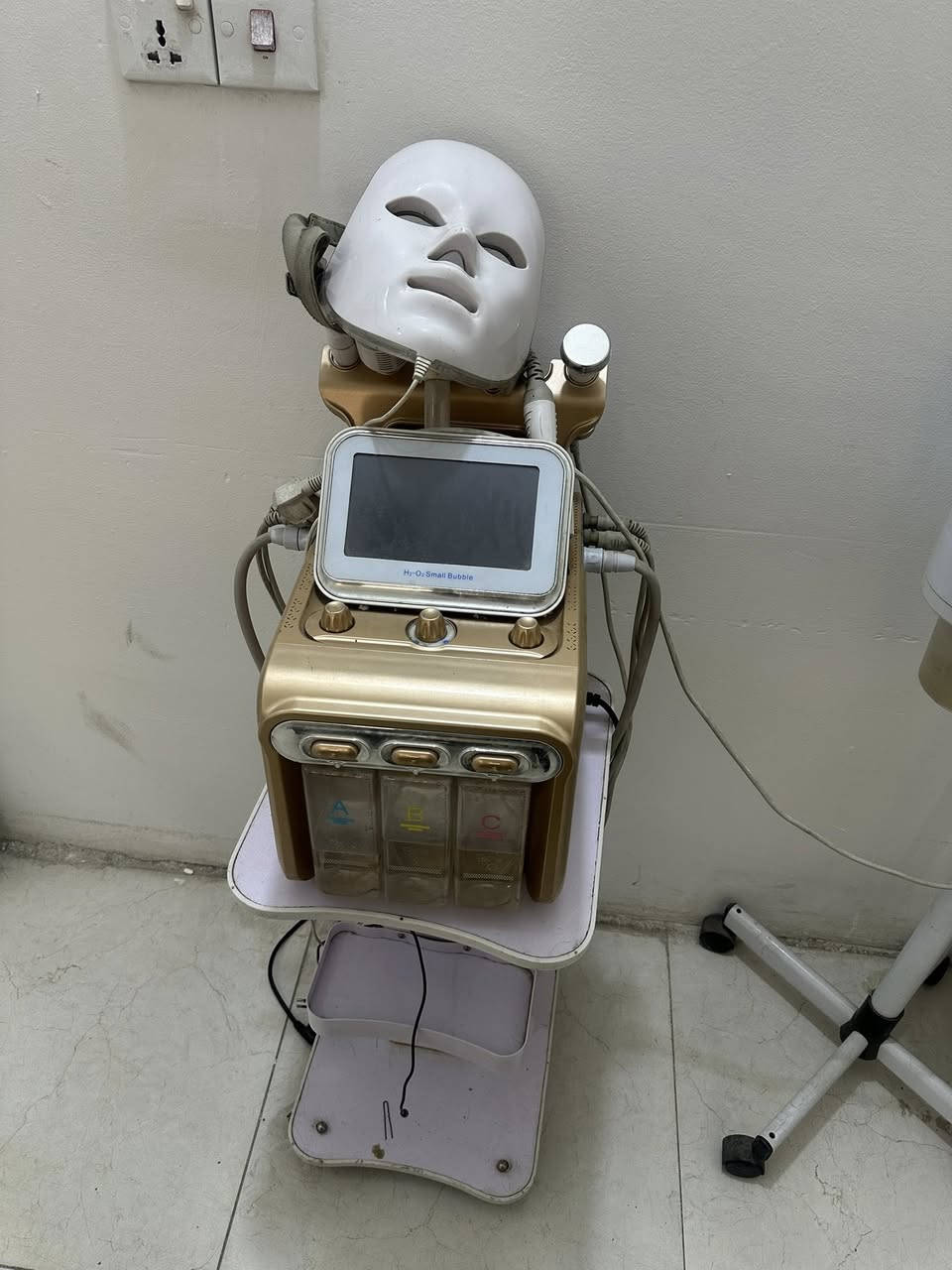 ثلاجه +كرسي حلاقه+ميز مكتبي+اربعه تخومه+سديه***********
