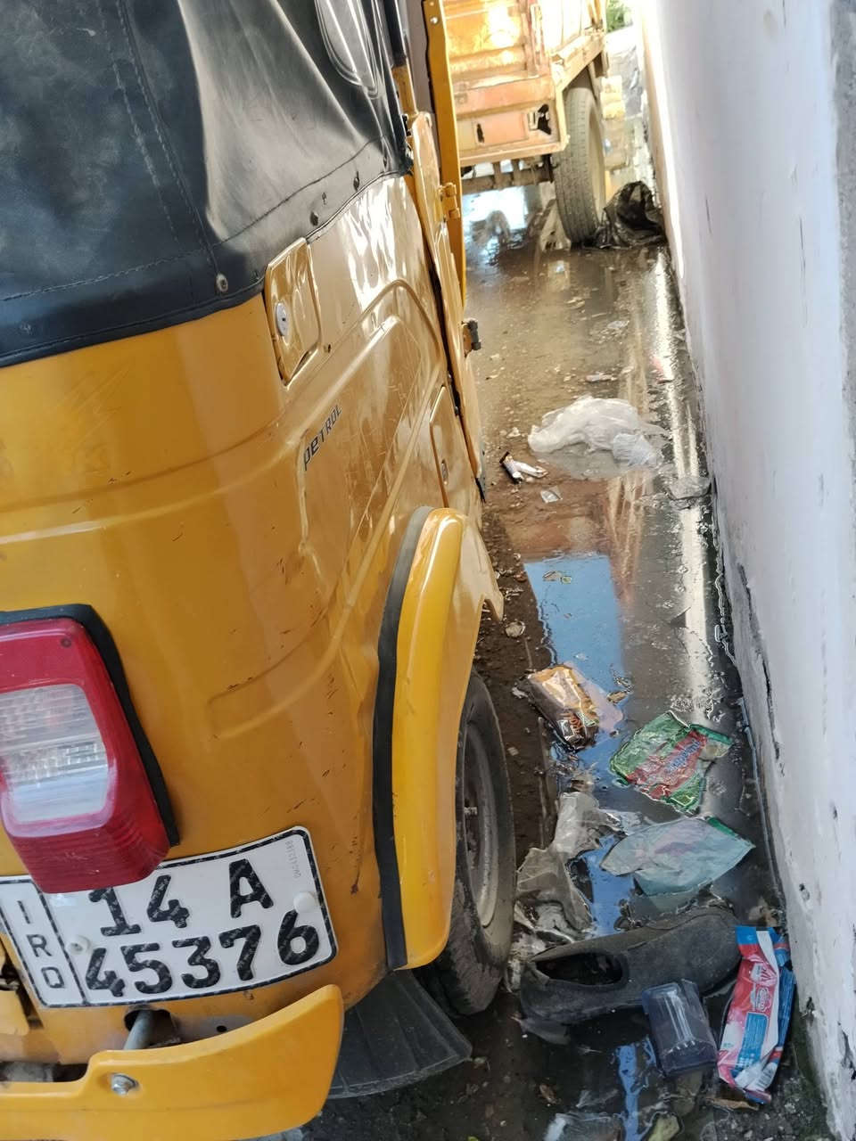 السلام عليكم تيك تيك باجاج موديل 21 للبيع سعرها خمسه ونص قفل رقم وسنويه مكانه بصره 5 ميل ***********
