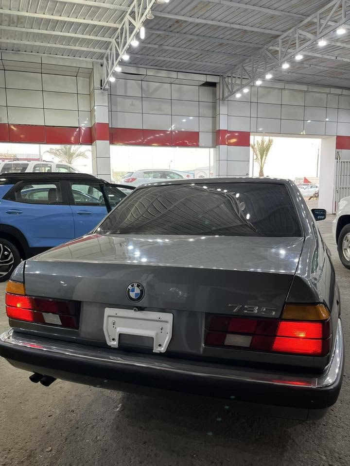 السلام عليكم  من رخصت لادمن BMW1991 البيع السيارة جديدة مرشوشة جمالية بدون ضربة  السيارة كفالة مكينة كير حدادة ستوني شادهة جديدة تخم تاير جديد التواصل ***********
