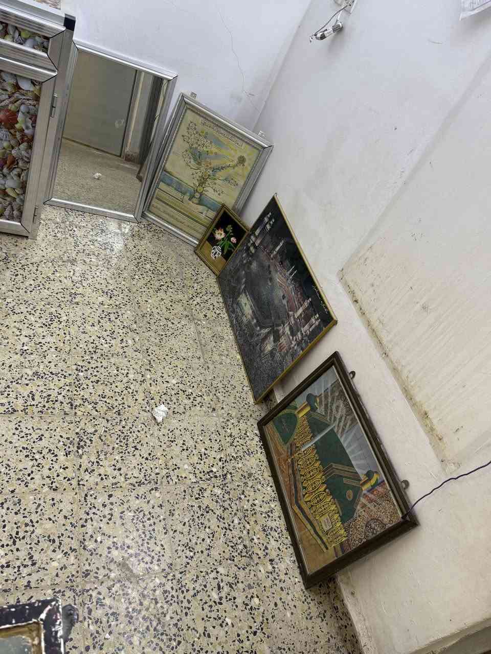 1ترمز ماء كبير ب10
2بطانيات الوحده ب5
3مخدات كل ثنين ب5
4غراض مطبخ شلع ب30كلشي بيهن حته جدر ضغط 
5كيزر نضيف الاولي ب50
6مكنسه سحب ب15
7تدفئه تعليك ب15 شغاله
8منضومه انترنت ب40 
9فرن كهربائي ب10
10 مال صوبه ام الجروخ ب5
11لوحات ومرايه على 10الوحده
12جامات كلهن ب5 عددهن 3 مكاني 

مكاني تكريت شارع جميل ***********
