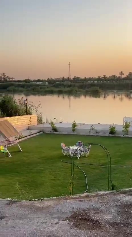 ---

*🌴 مزرعة شمس المدائن 🌴*  
*الموقع*: بغداد - قضاء المدائن - إطلالة مباشرة على نهر دجلة

*المواصفات:*
- *مسبح* نظيف بإطلالة خلابة على نهر دجلة
- *بيت مؤثث بالكامل* جاهز للسكن، مكيف ومرتب
- *ألعاب أطفال* آمنة ومناسبة لكل الأعمار
- *ملعب كرة طائرة* لمحبي النشاط واللعب
- *كراج كبير* يتسع لأكثر من 10 سيارات بأمان
- *مساحات خضراء* واسعة للشوي والقعدات العائلية

*نوع الحجوزات المتوفرة:*
1. *حجوزات يومية* للعوائل والجمعات
2. *حجوزات أسبوعية* بأسعار خاصة
3. *حجز مناسبات وأعياد* ميلاد، خطوبة، تخرج، جمعات كبار

*للحجز والاستفسار:* [***********]  

جو هادئ، خصوصية تامة، ومكان يخلي جمعتك ما تنسي.
