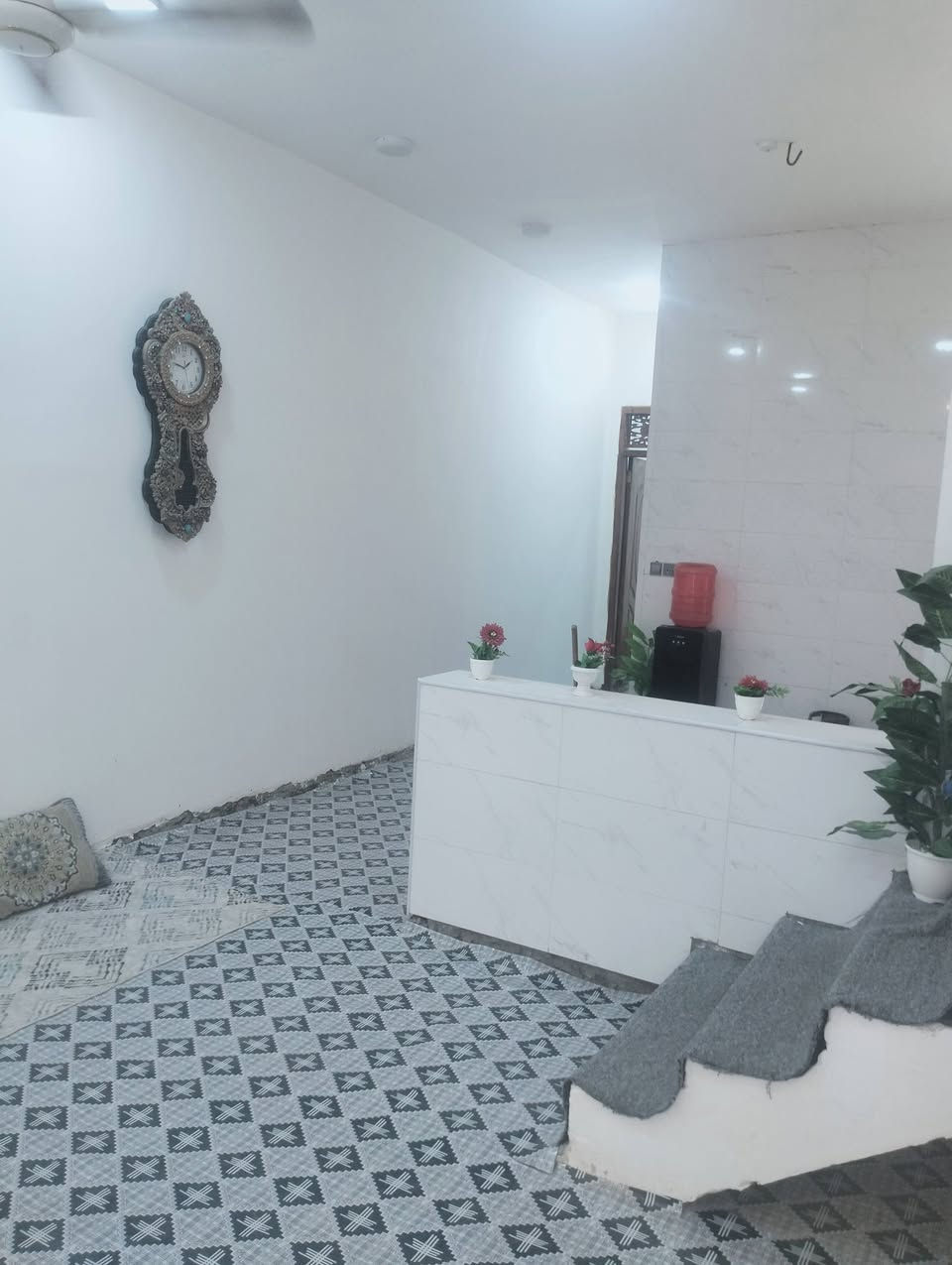 بيت للبيع زراعي سند 25 مشمول بلتطويب معامله كامله مساحه 100 5×20  غرفه نوم + صاله + مطبخ + براني  البيت شغل درجه اولى فقط نقص الارضيه عنوانه التقيه الثالثه داخل مجمع الروان  كامله خدمات كهرباء + موالده + انترنيب ضوىي + تبليط ***********
