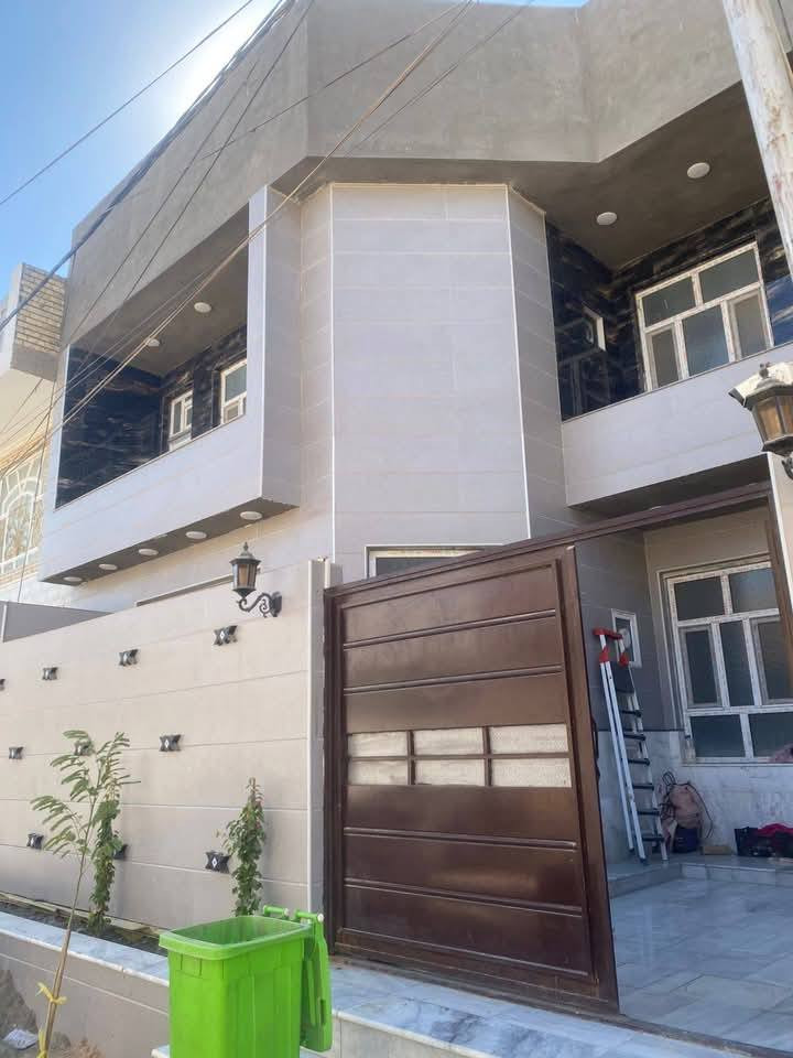 السلام عليكم
 يتوفر لدينا بيت المساحه  210 متر طابقين بناء درجه اولى معاملته كامله واصله التقدير على الماده  20 في النجف حي السلام السعر 260  مليون الشراي يتصل 
***********
***********
