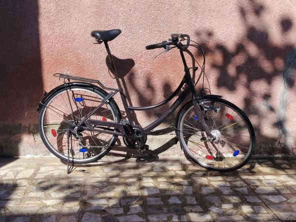 سلام عليكم.. 
بايسگل بناتي حجم 26 نظيف كلش مستعمل قليل كلش مكينه 6 نمره بريكات امامية و خلفية و قفل + جرص + لايت امامي تايرات جديدة مكفول . 
المكان : تقاطع الجريخي مقابيل مقهى بيت ورد
السعر : 90 و بيهم مجال هواي 
للاستفسار وتساب : ***********
