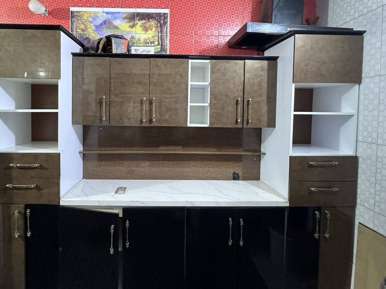 سلام عليكم
كاونتر نضيف جدا استعمال قليل خشب mdf نرمايد هادروليك مرمر 

قياسه 250 سم 
سعره 400 وبي مجال 

عنوان بغداد الشعب 
***********
