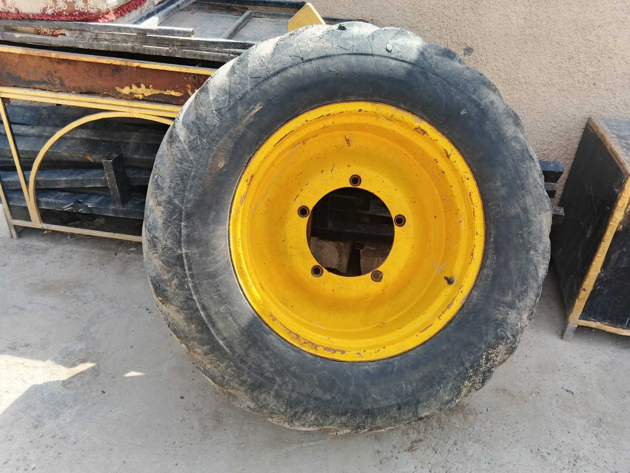 تاير كامل هوه والويل حجم 28 البيع السعر 200
مكان بغداد ***********
