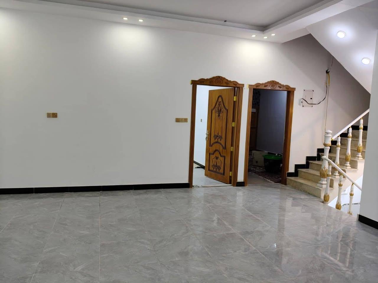 السلام عليكم ورحمة الله وبركاته
يوجد بيت للبيع في منطقة دور الشرطة – 200 متر مقابل موسى الكاظم.

تفاصيل البيت:
 • بناء طابقين (بلوك)
 • الطابق الأرضي:
 • غرفة
 • صالة
 • ديوانية
 • مطبخ
 • حمام داخلي
 • كراج يسع سيارة
 • الطابق الأول:
 • ثلاث غرف نوم
 • صالة
 • حمام

البيت واقع على شارع فرعي، قريب من شارعين خدميين.

💰 السعر المطلوب: 230 مليون
📞 للاستفسار: ***********
