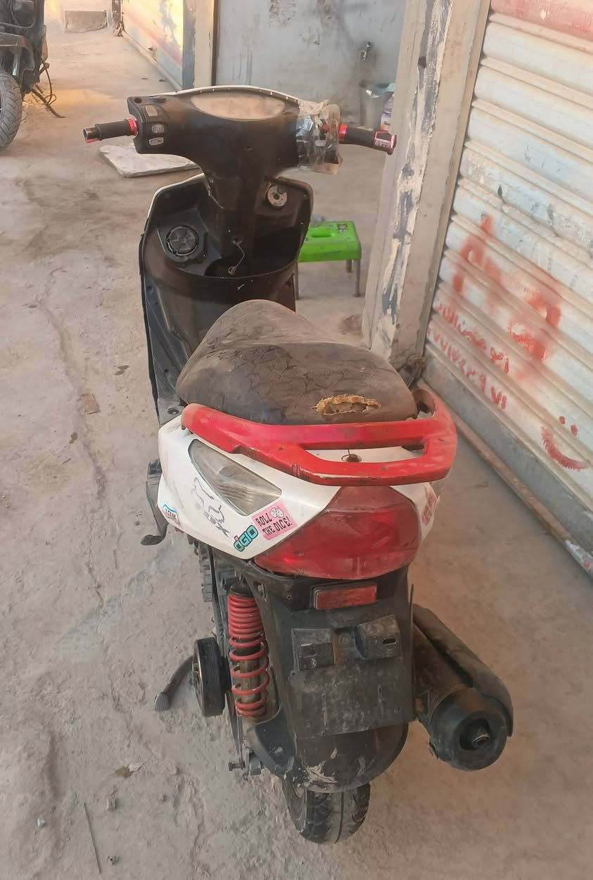 السلام عليكم دراجه ثعلب دراجه حلوه ونضيفه كهربائيات كله شغاله نكره سلف مكينه خير من  سعر 350 وبيه مجال مكان بغداد البلديات هاذا رقمي *********** خابرني وخادم
