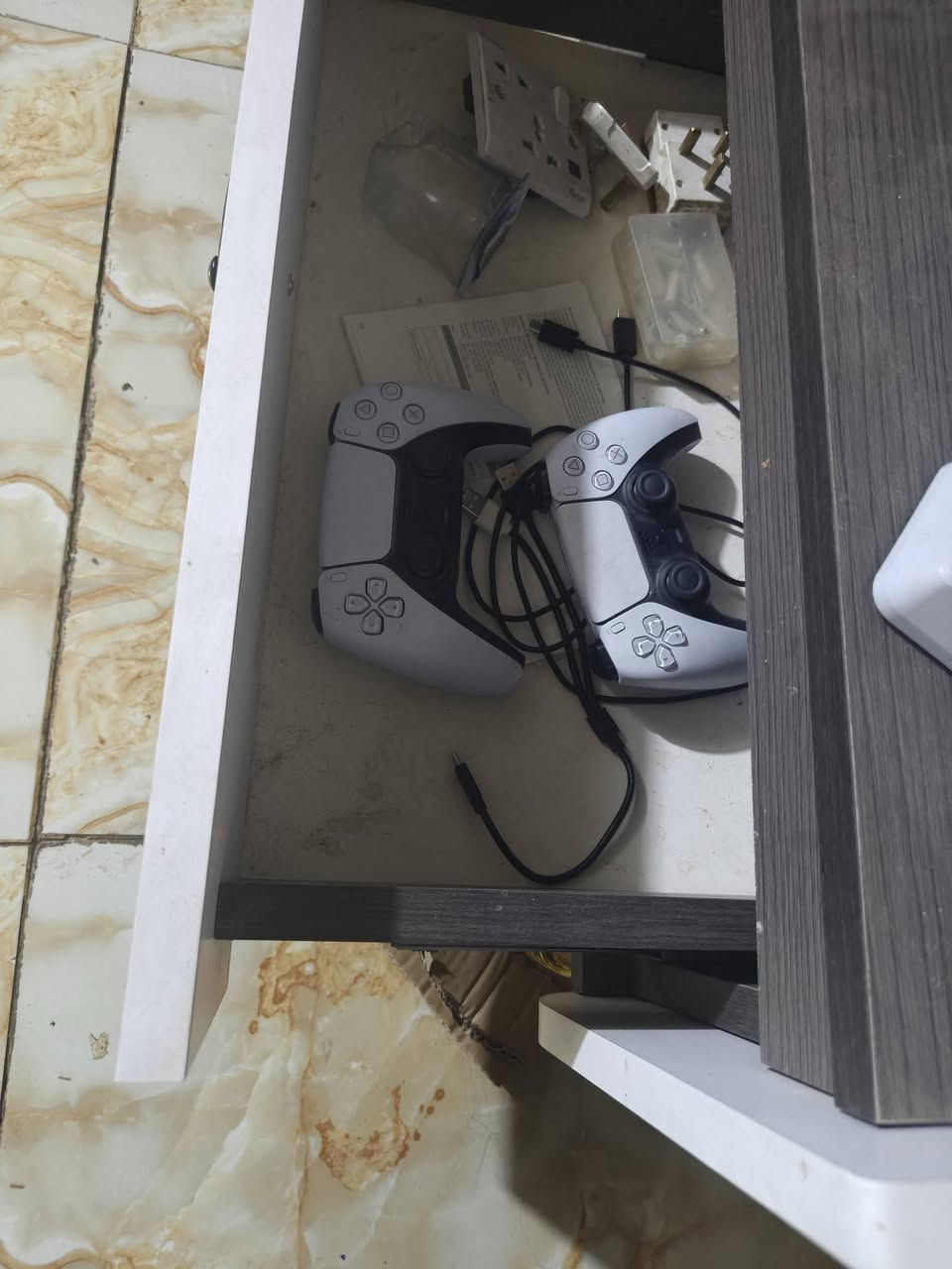 فايف سلم جديد كلشش مشتغل قليل
ومتروك صار ٣ أشهر ويا ثنين جوستك اصلي
قاعده شحن جوستكات قرص فيفا كامل ملحقات
نقص كارتونه فقط
مكان بابل مركز سعره ٧٦٠ ألف 
***********
