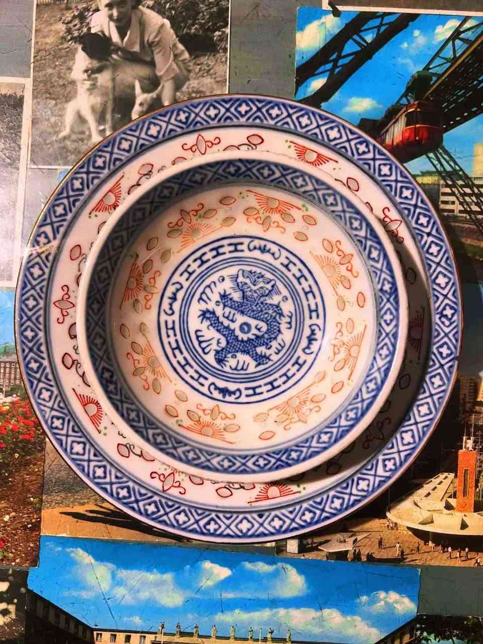 Vintage Rice Eye Set: Blue Dragon Motif
​6-Piece Set:
​2 Coffee cups
​1 Plate (10 cm)
​3 Plates (15 cm)
​Condition Report:
​Two cups and two of the 15 cm plates are in excellent condition.
​The 10 cm plate and the remaining 15 cm plate have a minor chip, as shown in the photos.
​The remaining pieces are in excellent condition with no flaws or defects.
​Please review the photos carefully as they form part of the description.
📦 Shipping Available to all governorates.
✉️ For price and serious inquiries: Please feel free to send a direct message. الاسكندرية, مصر


**إذا كنت صاحب هذا الإعلان وتريد حذفه لأي سبب، رجاءا أرسل رسالة إلى الدعم الفني**