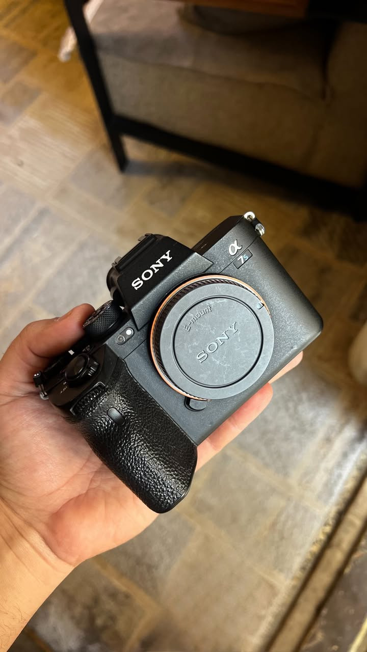 كاميرا سوني للبيع
Sony A7 S III
مستعملة ونظيفة كلش وياها كيج من شركة سمالرنك 
كارتونتها وغراضها الاصلية موجودات 
*********** للتواصل واتساب 
مموجود ع الفيس بوك
السعر 2.900.000
 مليونين 900 الف
