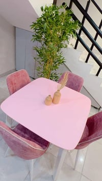 للبيع … ميز طعام (٩٠ x ٩٠) سم مع كراسي دوشمة اسفنج عدد (٤)  اخذته من أ...