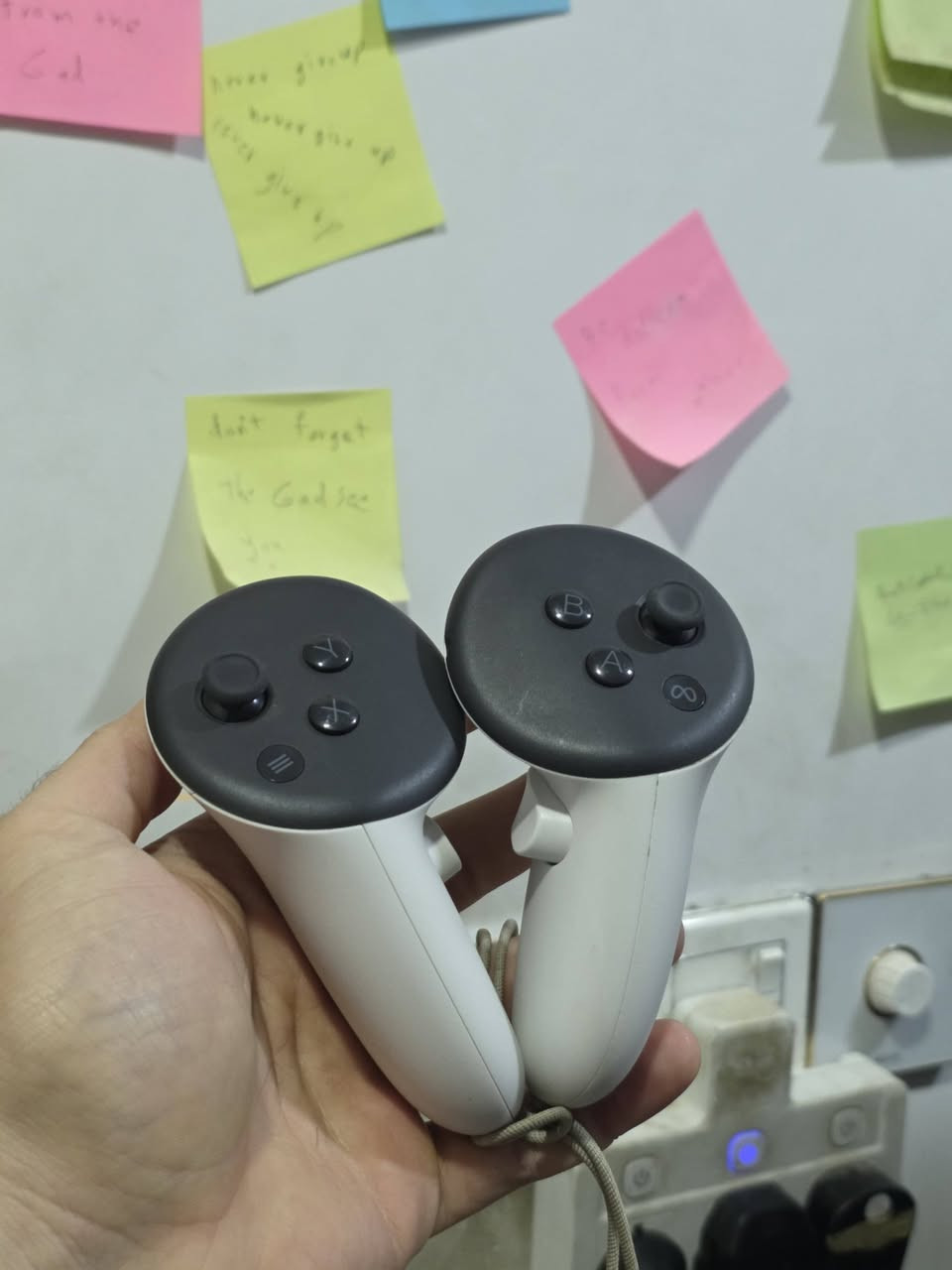 السلام عليكم 
meta quest 3s 128gb 
غراضها كامله ماعدى كيبل الشاحنه 
رايدها ب 300


**إذا كنت صاحب هذا الإعلان وتريد حذفه لأي سبب، رجاءا أرسل رسالة إلى الدعم الفني**