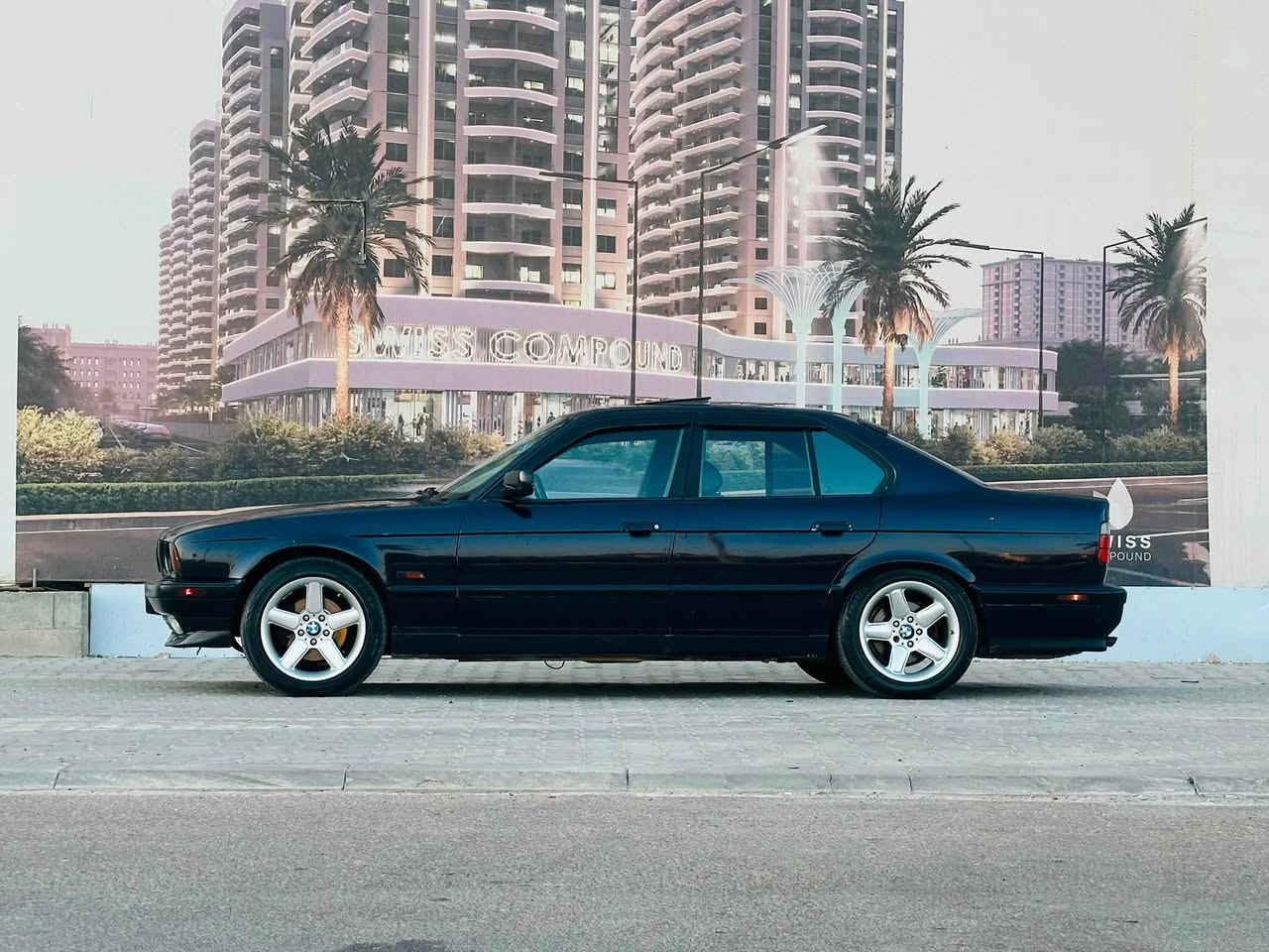 ⸻
BMW 525i E34
موديل 1994 اصل وفصل 

✨ سيارة نظيفة ومعتنى بيها

▪️ الموديل: BMW 525i E34
▪️ المحرك: 2500 سي سي (6 سلندر)
▪️ ناقل الحركة: أوتوماتيك
▪️ اللون: نيلي غامق
▪️ فتحة سقف أصلية
▪️ داخلية جلد أسود مع تطعيم خشب
▪️ تبريد ممتاز ❄️
▪️ محرك وجير بحالة ممتازة
▪️ إنارة كاملة شغالة
▪️ السيارة جاهزة للاستخدام اليومي بدون مصاريف

المميزات:

✅جام 4 كهرباء
✅دبل ايرباك
✅دبل جكمجه
✅كشنات جلد
✅بجم عريض 
✅سياره دعامات كلها M 
✅لايت عالي ناصي كله زنون 

💰 السعر: 82/ قابل للتفاوض للجادين.

📞 للاستفسار أو الاتصال. ***********
مكان سياره بغداد حي الجامعه 
“الرجاء عدم بخس السعر، السيارة تستحق.” 🚘�
