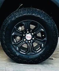 تخم ويل كب لون اسود مع الاطارات قياس 18 جديد يوكن  2021 + 2025 للبع ات...