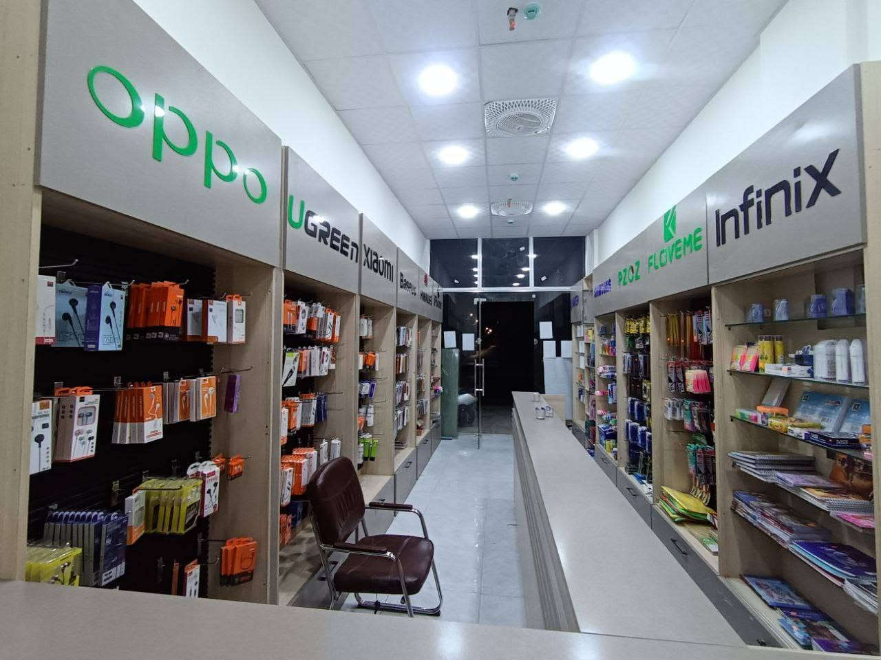 ✨ فرصة مميزة لأصحاب المحلات والمشاريع التجارية ✨
🛒 للبيع فاترينات عرض بحالة ممتازة

✅ العدد: 12 فاترينة عرض تركية (NDF)
⭐ تُعد من أفضل أنواع الفاترينات من حيث الجودة والمتانة والمظهر.

📦 مواصفات الفاترينات:
✔️ كل فاترينة تحتوي على مخزن علوي ومخزن سفلي داخل الفاترينة.
✔️ يوجد مخزن 
 بجانب العلامة التجارية، بالإضافة إلى مخزن سفلي مع كل فاترينة، مما يوفر مساحة كبيرة لترتيب وخزن البضائع.

🧾 بالإضافة إلى:
✔️ عدد 2 ميز كاشير

💰 الكلفة الأصلية: حوالي 6,000,000 دينار عراقي
🔥 السعر المطلوب: 3,000,000 دينار فقط

📍 العنوان:
الكوت – الضباظ – شارع كاظم عبيد

📞 للاستفسار والتواصل:
***********

🚀 فرصة ممتازة لتجهيز أو تطوير محلك بسعر أقل من نصف الكلفة الأصلية، لا تفوتها!
