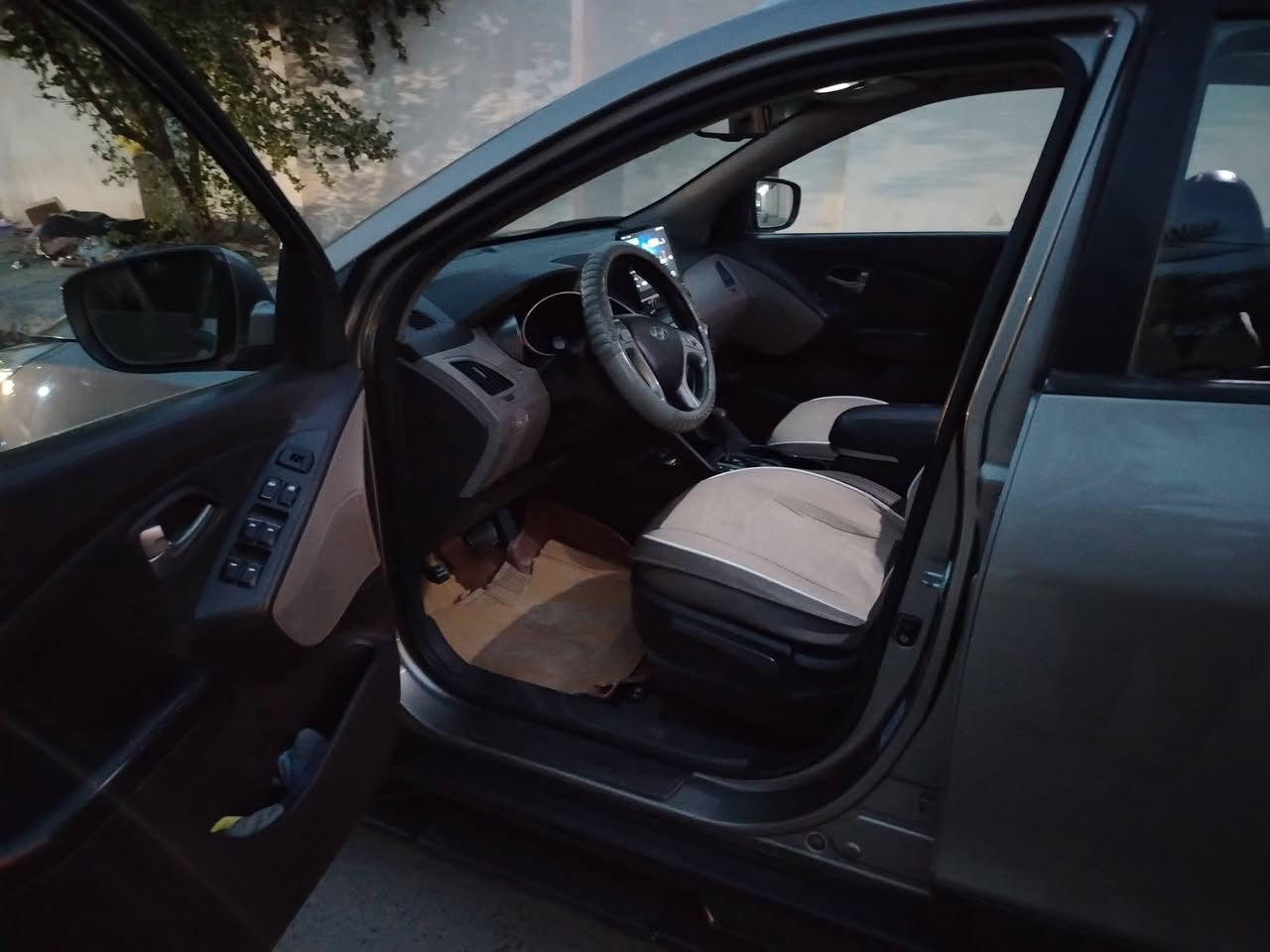 سلام عليكم توسان موديل ٢٠١٠ رقم بغداد تحويل مباشر السعر ١٢٧ وبي مجال *********** فول
