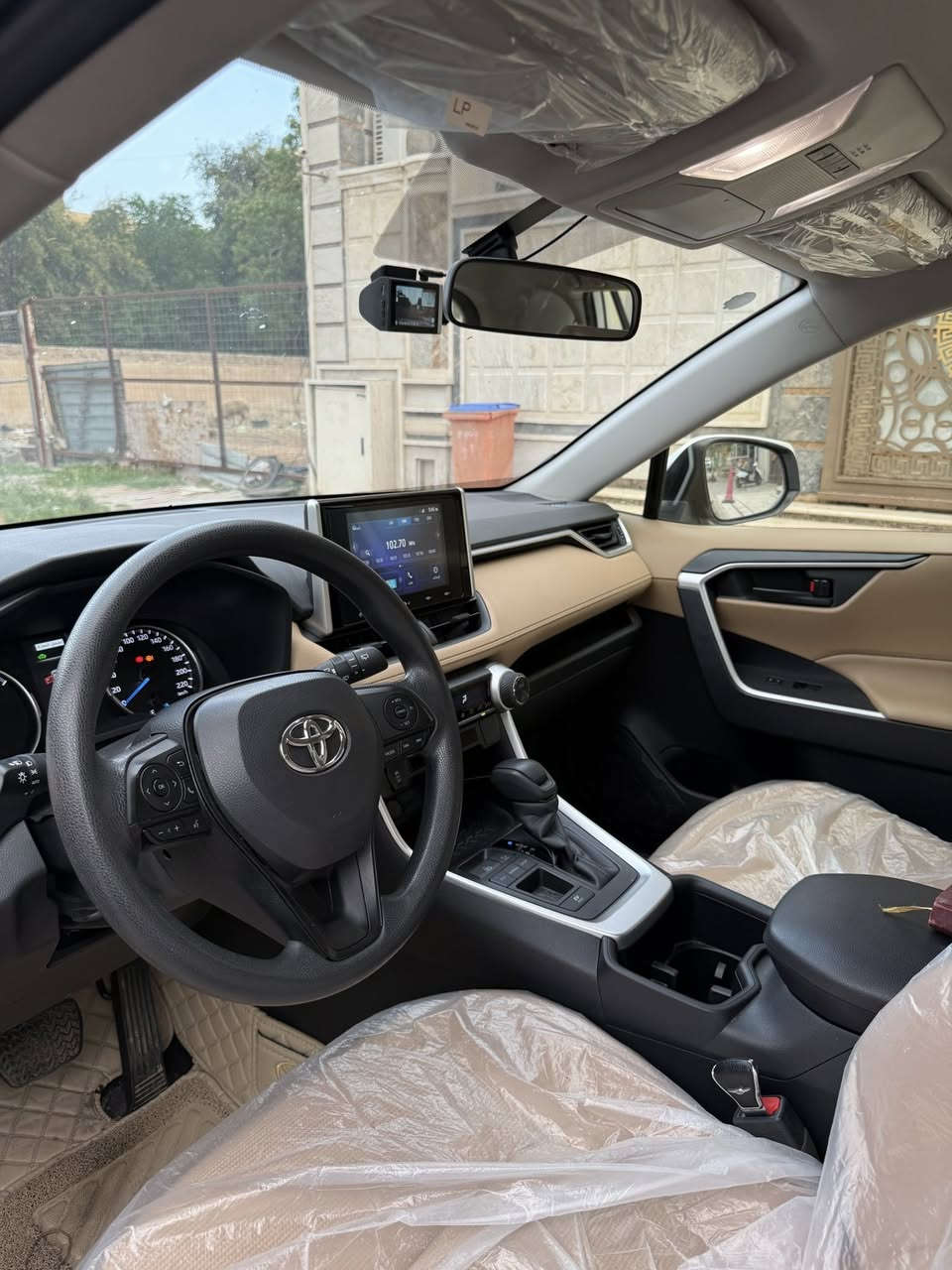 تويوتا راف فور هايبرد 2025
‏🌿 Toyota RAV4 HEV 2025 🌿

◀️ رقم بغداد ▶️ 

السعر 257$ وبي مجال بسيط 

وارد خليجي وكالة عبد اللطيف جميل
بلد المنشأ : اليابان

• السيارة كفالة عامة من كلشي عدا الرصعه بالدعامية الخلفية ورصعه خفيفة في باب خلف عكس السائق فقط .

المواصفات:
🚘 ماشية 18 الف كيلو 
🚘 سعة المحرك 2,5L هجين 
🚘 مقاعد لون بيج مخمل 
🚘 كروس سرعة / مثبت سرعة
🚘 فول تحكم ستيرن 
🚘 عدد 9 AIR BAG
🚘 حساسات خلفية
🚘 حساسات أمامية 
🚘 لايت زينون + LED
🚘 بك لايت LED
🚘 ويل كب 17
🚘 اريل نفكيتر 
🚘 مفتاح التشغيل بصمة
🚘 شاشة كبيرة  تدعم كار بلي ✅
🚘 المودات والأوامر الصوتية
🚘 أوضاع القيادة  Drive Mode
🚘 فحص أنظمة السيارة 
🚘 حساسات ضغط اطارات
🚘 تبريد شاشة مناخين منفصلين 
🚘 قطعتين تبريد
🚘 هاند بريك كهرباء 
🚘 ا ABS 
🚘ا Auto Hold   أوتو هولد
🚘 نظام مانع الانزلاق
🚘 اشارة في المرايا الجانبية
🚘 مخرج منفذ الطاقة ⚡
🚘 ا  Bluetooth

العنوان : واسط / كوت مركز المدينة 

للتواصل *********** 
ابو احمد
