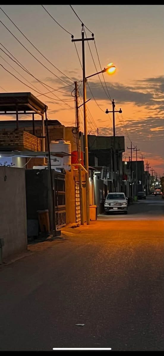 بيت للبيع في الجزيره الفيروزيه شارع ١١ تبليط شارع مرتب  مساحة البيت ٣٠٠ يحتوي البيت على غرفتين واستقبال وصاله ومطبخ وكندور ومنور مفتر على البيت  والارضيه بورسلين والكراج يسع سيارتين وحديقه زرع كبيره والطابق الثاني واصل للسقف نظام الشقق أربع غرف ويصير درج خارجي للشقه ينزل على منور جانبي يطلع على الكراج ويمكن فتح باب مفصول للخارج والشقه ثانيه مشتركه مع البيت تنزل على الدرج الداخلي بناء البيت بلوك والطابق الثاني فرمستون.

رقم الهاتف:***********
