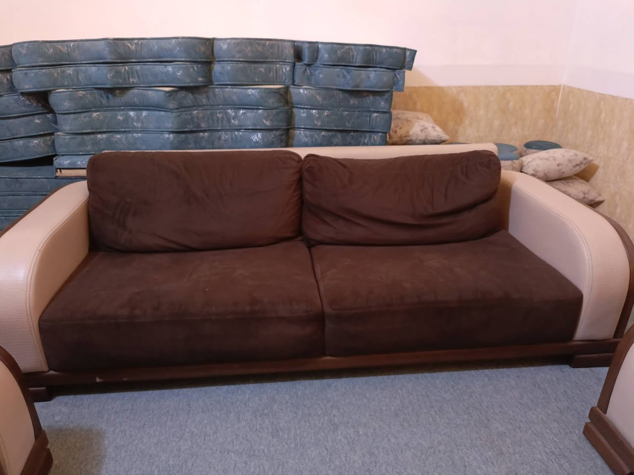 السلام عليكم ، اغراض بيت مستعجل على البيع
١-كاروك كامل مع الدوشك ٦٠الف
٢-منضدة فراش يحتاجلها ترميم ٥٠الف
٣-منضدة طاولة كاملة بدون مضارب ١٢٥الف
٤-معرض شاشة تسكام مال غرفة كاملة  ٧٥الف
تخم ٩ نفرات  قاعدة خشب زان ٣٥٠الف
***********
