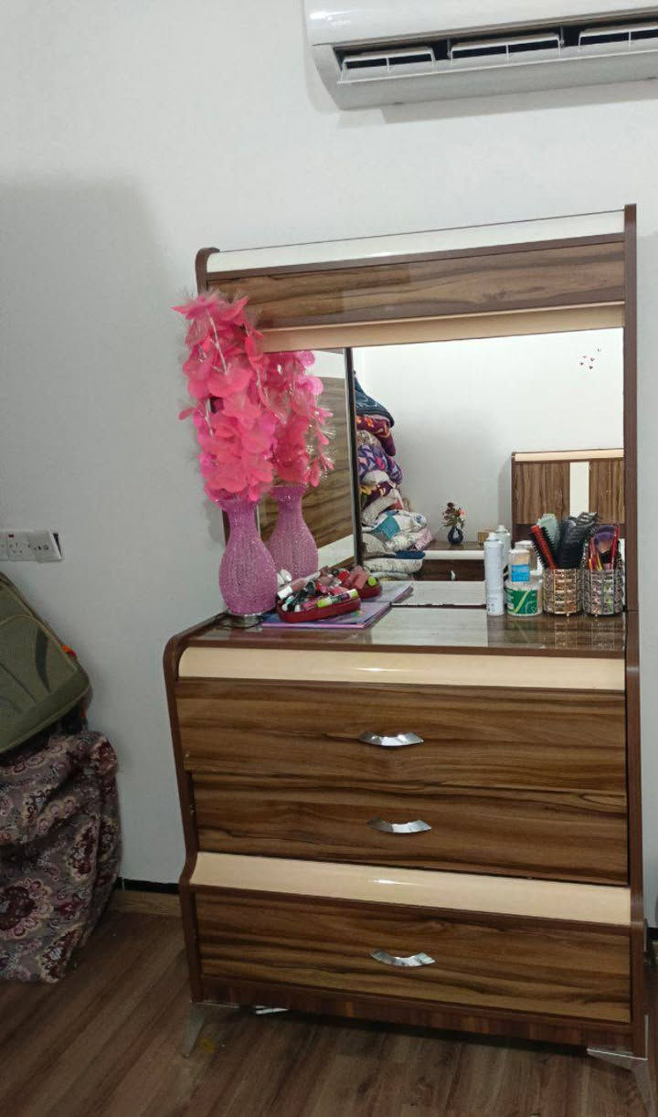 غرفه للبيع تركيه نضيفه يراد لها بس تبديل سكه جرار مكان مجمع  ماموستيان  شارع 150مسعرها 225 الشراي يرجئ اتصال ***********
