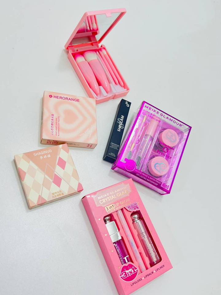 ⁨ مكياجج بالعيد 🥹🩷✨
كونسيلر شيگلام فول كفر يخلي تحت عينج فلترر 🫧
باليت رباعي كريمي يتكون من حمر وشدو وكلتر ✨
باليت شدو 12 لون الوان مات وكلتر تموت. 
سيت فرش مكياج حجم ميني للبلشر والشدو 
سيت رباعي للحاجب والايلاينر جل لونين مع فرشة ومكسارة حاجب 
سيت ثلاثي يتكون من لب لاينر كلوس حمرة. 

توجد توصيل لجميع المحافظات العراق 🇮🇶🚚🚕للحجز والاستفسار يرجى التواصل عبر الخاص 📩💌توجد لدينا عروض خاصة وخصومات وهدايا 🎁😍⁩


**إذا كنت صاحب هذا الإعلان وتريد حذفه لأي سبب، رجاءا أرسل رسالة إلى الدعم الفني**