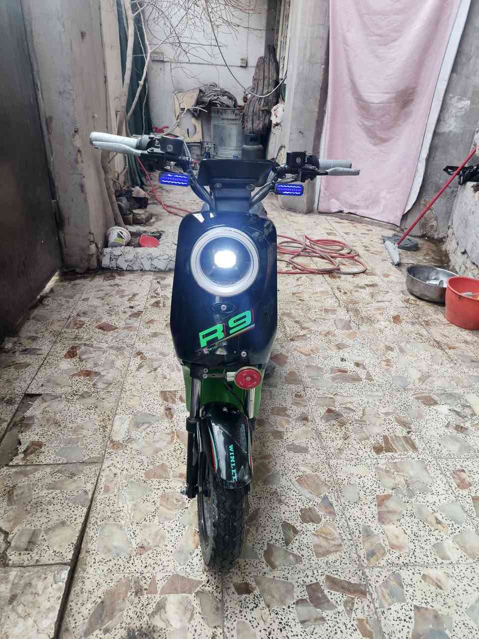 سلام عليكم دراجه للبيع R9 كهربائيات كله شغاله بي اشاير بس بطاريات ولي جدد صارلي 20يوم من اخذته شاشه شغاله شلعه تشك الشارع العنوان بغداد الشعله دوانم شارع افران الضياء السعر350 وبيها مجال للطيبين الرقم *********** متواجد واتساب
