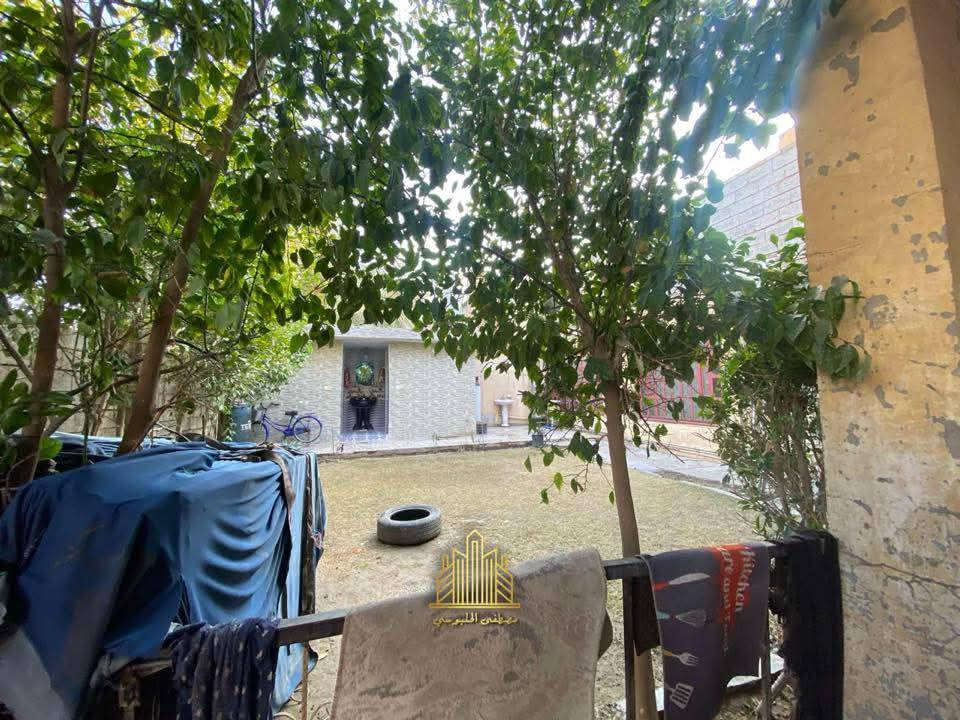 سلام عليكم بيت حي نزال يبعد عن شارع عام 100متر شارع 10متر خدمات فول مساحه البيت 360متر 6غرف نوم مع صاله مع هول مع ديوانيه اتصال على رقم ***********
