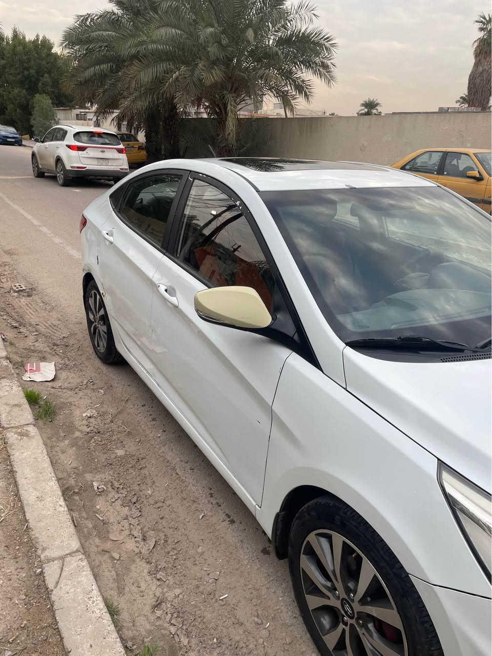 سلام عليكم 
اكسنت 2015 خليجي للبيع
محرك 1600 فتحة و شاشة ايباد 
ماشية 106 الف 
لايت عدسة و اوتو 
تجوة حصان
اشاير بالمري 
السيارة بيها صبغ بالجاملغ الخلفي صفحة السايق و راكب و صبغ بالدوسة صفحة السايق و تبديل جاملغ الامامي صفحة السايق و باب السكن 
مكان السيارة بغداد المنصور
السعر ٩٠ وبي مجال 
*********** بغداد, العراق
