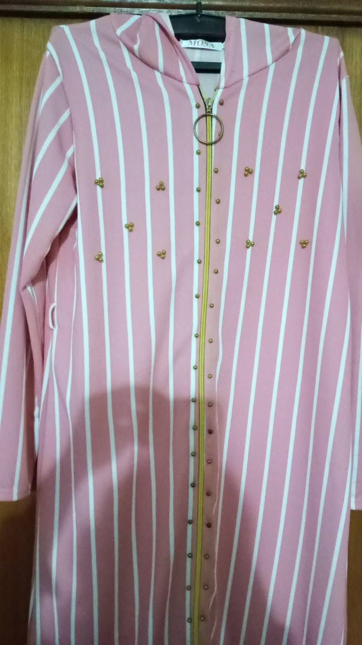 قفطان "Mosa" الراقي.. أناقة مغربية بلمسة عصرية! 🇲🇦✨
لعشاق التميز، أعرض لكم جلابية (قفطان) من ماركة Mosa الشهيرة، جديدة تماماً وغير مستعملة. قطعة تجمع بين الراحة والفخامة، مثالية للطلعات الصيفية أو المناسبات العائلية.
التصميم: جلابية مخططة مع كبوس (هوديت) أنيق يضفي لمسة شبابية ومميزة.
القياس: مكتوب عليها XXL، لكنها تناسب فعلياً قياس XL (42/44) لضمان إطلالة مرتبة.
الطول: مصممة لتناسب طول 170 سم

تصويري الخاص ❤️سعر 25 الف وبي مجال 
لتريده تتفضل خاص ماعندي بس قطعه وحده


**إذا كنت صاحب هذا الإعلان وتريد حذفه لأي سبب، رجاءا أرسل رسالة إلى الدعم الفني**