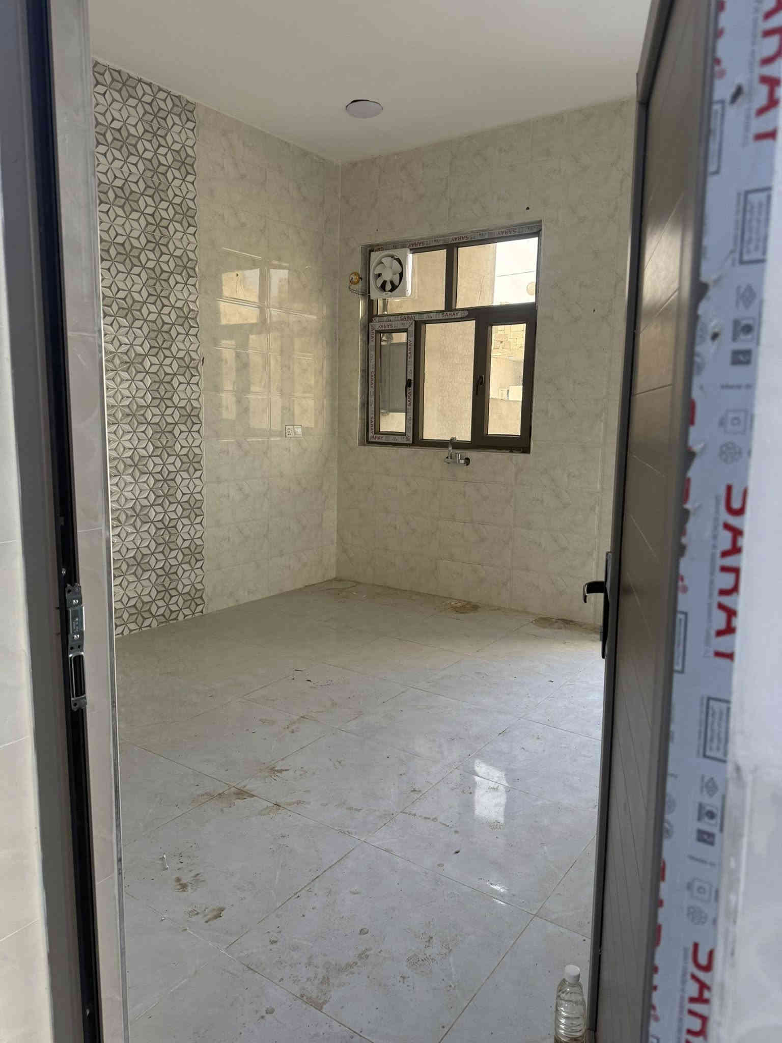 سلام عليكم دار لليجار تقاطع القدس خلف جامعة الرافدين غرفتين نوم صالة استقبال مطبخ حديقة داخلية حديقة خارجية كراج سيارة ٢٠٠متر ***********
