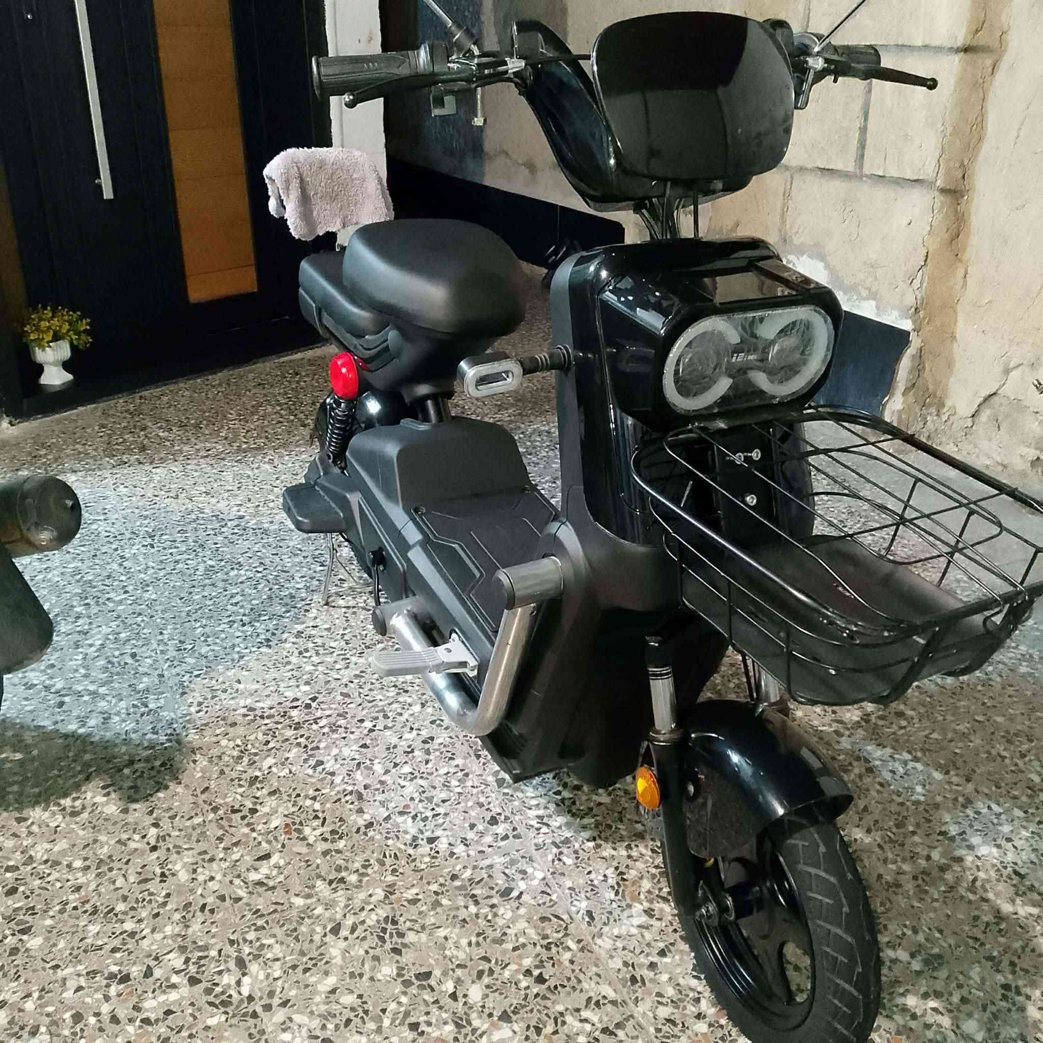 السلام عليكم دراجه شحن اخت الجديده نضافه فول شوفت عينكم رايدينها ب250وبيها مجال قليل اخوان الشراي يتصل على صاحبها ارجوكم ***********
