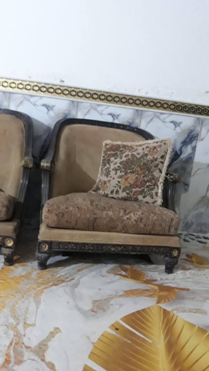 بلااااااااااااااش 
بوفيه صاج داخل وخارج تسكام ثقيل متر وربع ب 125 ألف + طخم قنفات يحمل 7 نفرات خشب ثقيل مع كوشات ب 75 ألف *********** العمارة حي العسكري نهاية سايدين حي الفنانين
