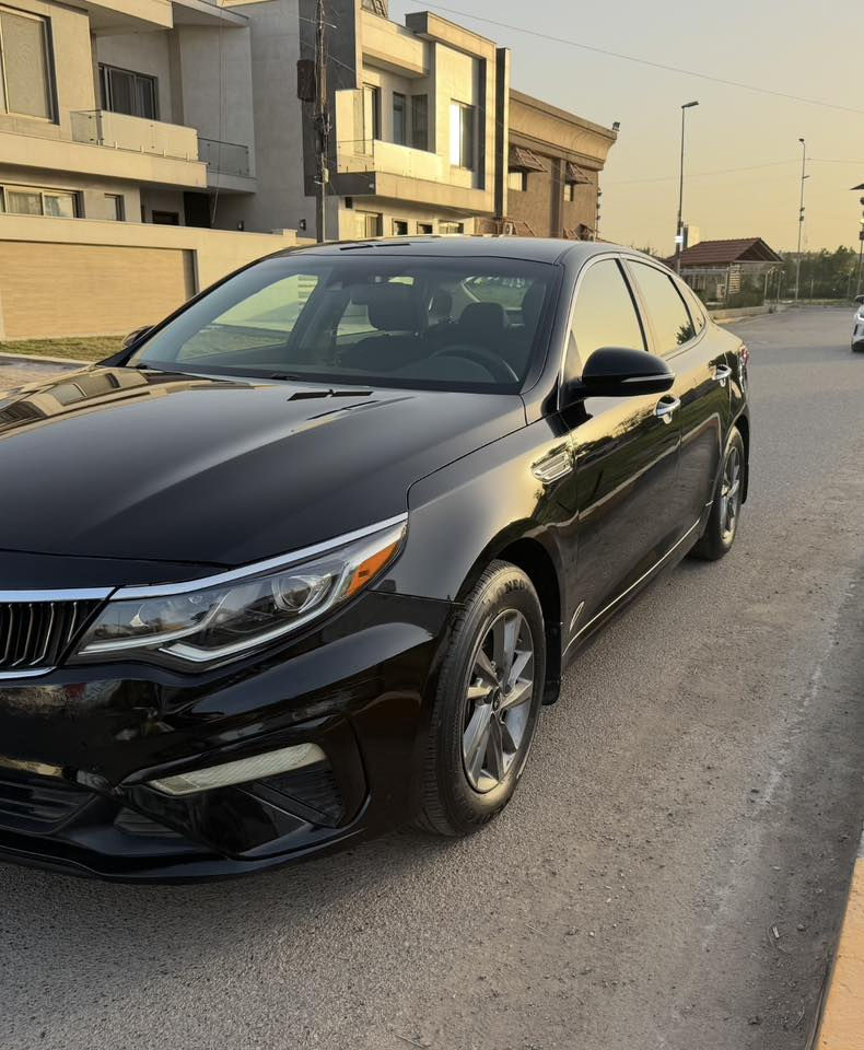 السلام عليكم
للبيع فقط 

سوناتا اسود 

موديل 2019 

محرك 2400

رادار امامي جانبي 

تحديد مسار 

كأمره دوار 

حادثها جاملغ خلفي فقط 

بدون ايرباك  

العنوان زيونه 

السعر 127$

موبايل ***********
