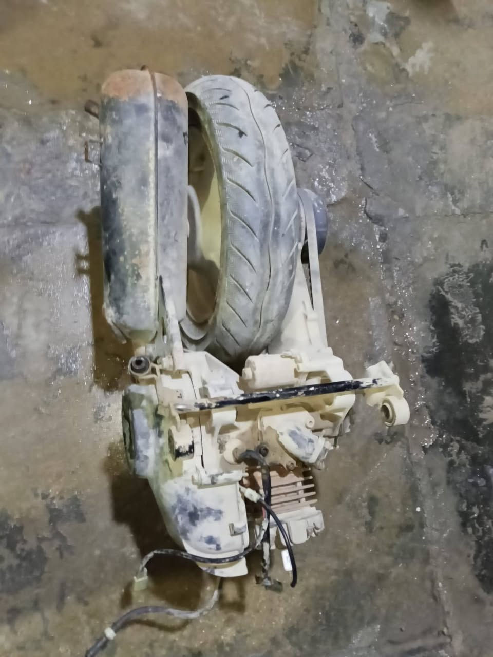 غراض دراجه زعره للبيع 
المكينه طابوكه شاصي ملحوم جه وحده 
***********
