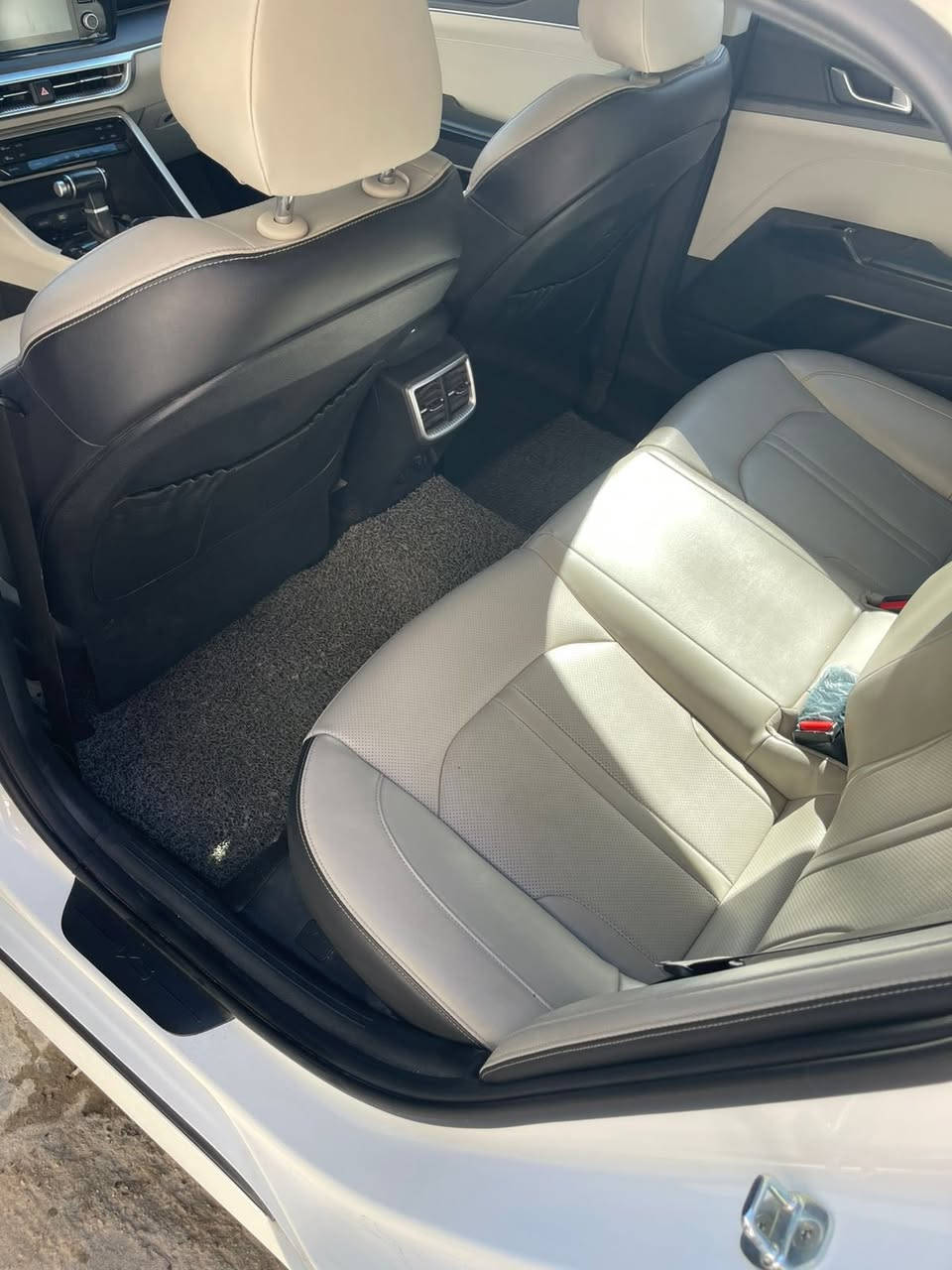 السلام عليكم
K5.  2023 للبيع فقط سعر (188$)
رقم اربيل 
ماشيه 67  الف  خليجي   
مواصفات
بصمة / لدات امامي / كشنات كهرباء  /ابل كار بلي و اندرويد/ويل 17 كروم/ مكينة 2000 / 3 وضعيات قيادة / كامرة دوارة / حساسات امامي خلفي/ مري كهرباء/ مانع انزلاق/ مانع انحدار / اوتو هولد /
***********
