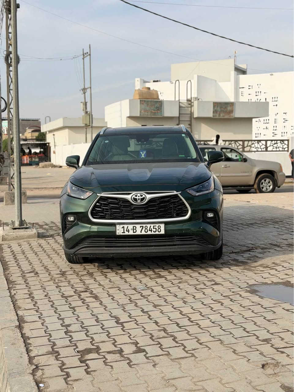 السلام عليكم هايلاندر للبيع رقم بصره ومكانها بصره السياره ب اسمي وارد امريكي فئة xle سعر كلش مناسب ٢٤٠ ومجالها قليل وضرر خفيف بس نطخت بالعراق وبيها بارد ب باب السايق موضح بالصور 
فور ويل 
تحكم ستيرن 
فتحه 
وهواي مواصفات معروفه XLE
تخم تاير جديد مشلن 
الشراي يتواصل واتساب فقط 
*********** البصرة, العراق
