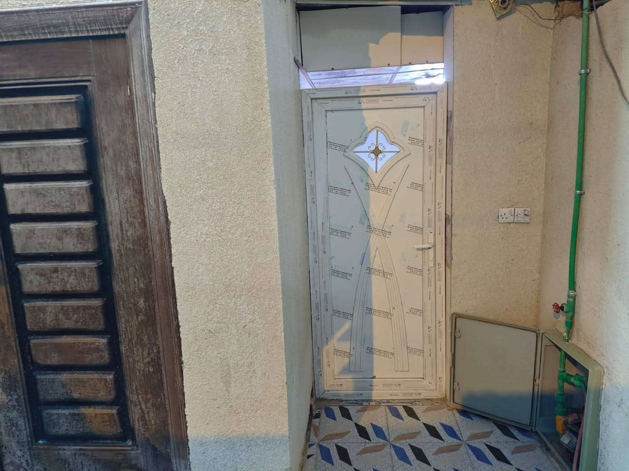 🏡 بيت للبيع — الزبير / حي الصحفيين الأولى
▪️ بيت ركن بموقع حلو ومميز
▪️ المساحة: 250 متر
▪️ أرض بلدية
▪️ مرفوع بيه معاملة تمليك على قرار 320 وواصلة للتثمين
🔹 تفاصيل البيت:
3 غرف نوم
صالة
مطبخ
استقبال
صحيات داخلية وخارجية
غرفة فوق البيت
✅ البيت جاهز من كل شيء
✅ خدمات المنطقة متوفرة بالكامل:
كهرباء دفن — ماء — مجاري — تبليط وكافة الخدمات موجودة
📍 العنوان: الزبير / حي الصحفيين الأولى
📞 للاستفسار والاتصال: ***********
