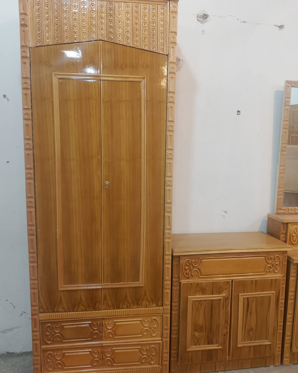 غرفة نوم جديدة (زيرو) غير مستخدمة أبداً للبيع المستعجل لأسباب خاصة وبسعر لقطة! 🛏️✨الغرفة كاملة وجاهزة وما تحتاج أي مصاريف.خشب ممتاز، متانة عالية، ومظهر فخم جداً يناسب العرسان.السعر المطلوب: [1300] وبيه مجال صغير للشراي الجاد.المكان: الموصل.📍 الصور المرفقة توضح نظافة وتفاصيل الغرفة بالكامل. للمهتمين، يرجى التواصل عبر رسائل الصفحة.*********** واتساب
