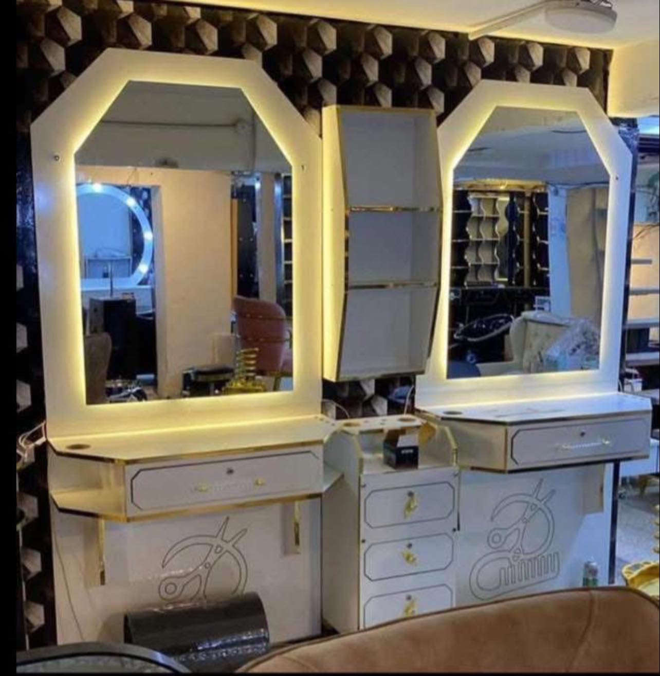 تركيز على الفخامة والاحترافية (رسمي)
هل تبحث عن التميز لصالون الحلاقة الخاص بك؟ نقدم لك أحدث تصميمات
✅ تصميم عصري: منحنيات انسيابية تضفي طابعاً فريداً للمكان.
✅ عملية ومتكاملة: أدراج واسعة للتخزين، أماكن مخصصة للمجففات والماكينات، وإضاءة مدمجة لراحتك.
✅ جودة عالية: خامات خشبية ممتازة تتحمل الاستخدام اليومي الشاق.
ارتقِ بمستوى صالونك واجذب المزيد من الزبائن بديكور يليق بهم.


**إذا كنت صاحب هذا الإعلان وتريد حذفه لأي سبب، رجاءا أرسل رسالة إلى الدعم الفني**