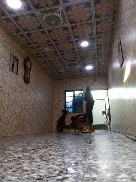 سلام عليكم بيت تجاوز شارع فلسطين على قناه ثلاث غرف استقبال جديده غرفه نوم فوك السطح  خدمات موجوده سعر 35بيه مجال ***********
