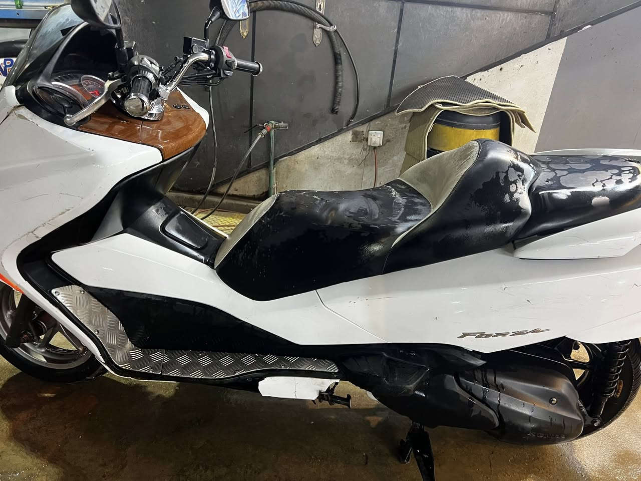 يا الله.. للبيع أو المراوس دراجة فورزة 010 بحالة ممتازة وجاهزة:
المحرك: شغال بشرط ونظافة ممتازة.

الكهربائيات: كلها شغالة (من الطقة للطقة).

النظافة الخارجية: الكفرات نظيفة جداً بنسبة 80% (موضحة بالصور).

الحالة: الدراجة جاهزة وما محتاجة أي مصاريف، دق سلف وتوكل.

💰 السعر: 10 ورقات (وبيها مجال طيب للشراي).

🔄 خيار المراوس: أراوس مع دراجة KTM (حسب النظافة والاتفاق).

📍 المكان: بغداد. 📞 للتواصل: ***********
