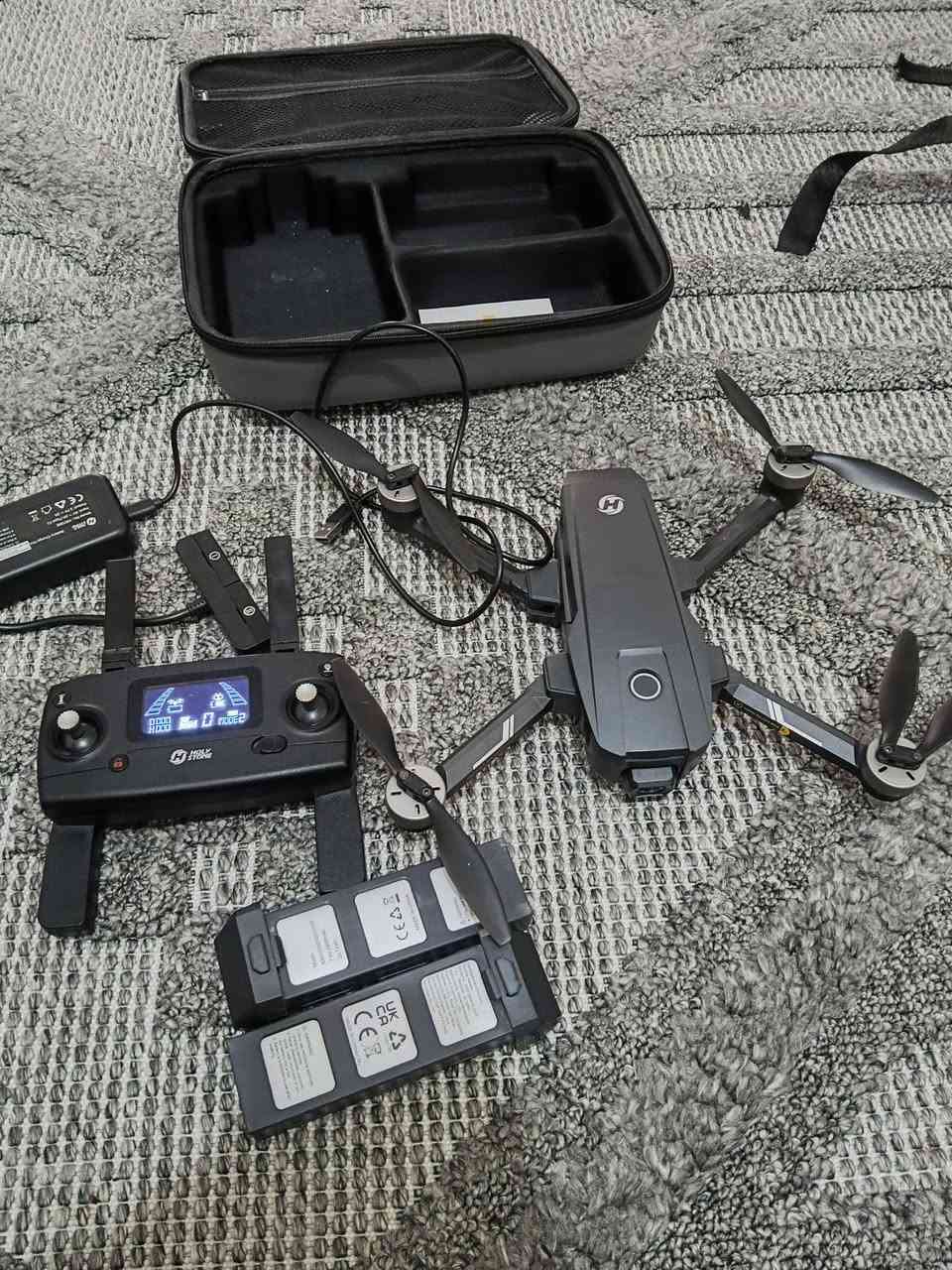 سلام عليكم طيارة درون طايرة قليل جداً دبل بطارية 🔋 لتواصل *********** أو خاص
