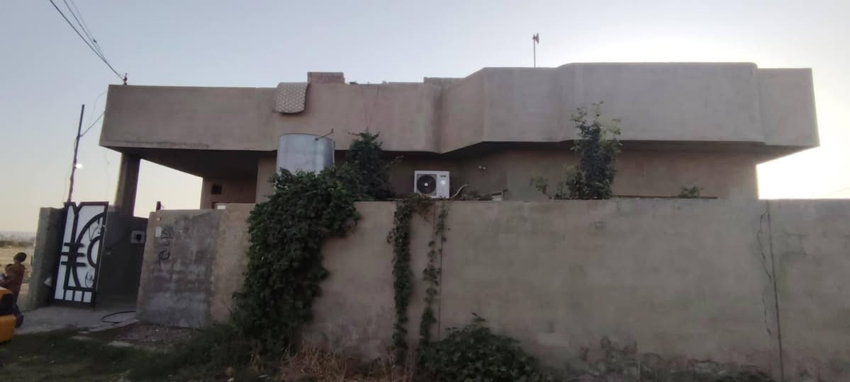 بيت في حاوي الجوسق
مساحة 400 متر مساحة البناء 260 طابق واحد
3 غرف نوم (4×5)+ استقبال (6.5×6) + هول (13×3.5)
+ مطبخ ومخزن ومشتملات 
جنس الارض زراعي حق التصرف وبي كارت بلديه وداخل ضمن خطة التمليك
السعر بس 93 مليون وبي مجال للطيبين 
للاستفسار عن باقي التفاصيل الاتصال 
***********

