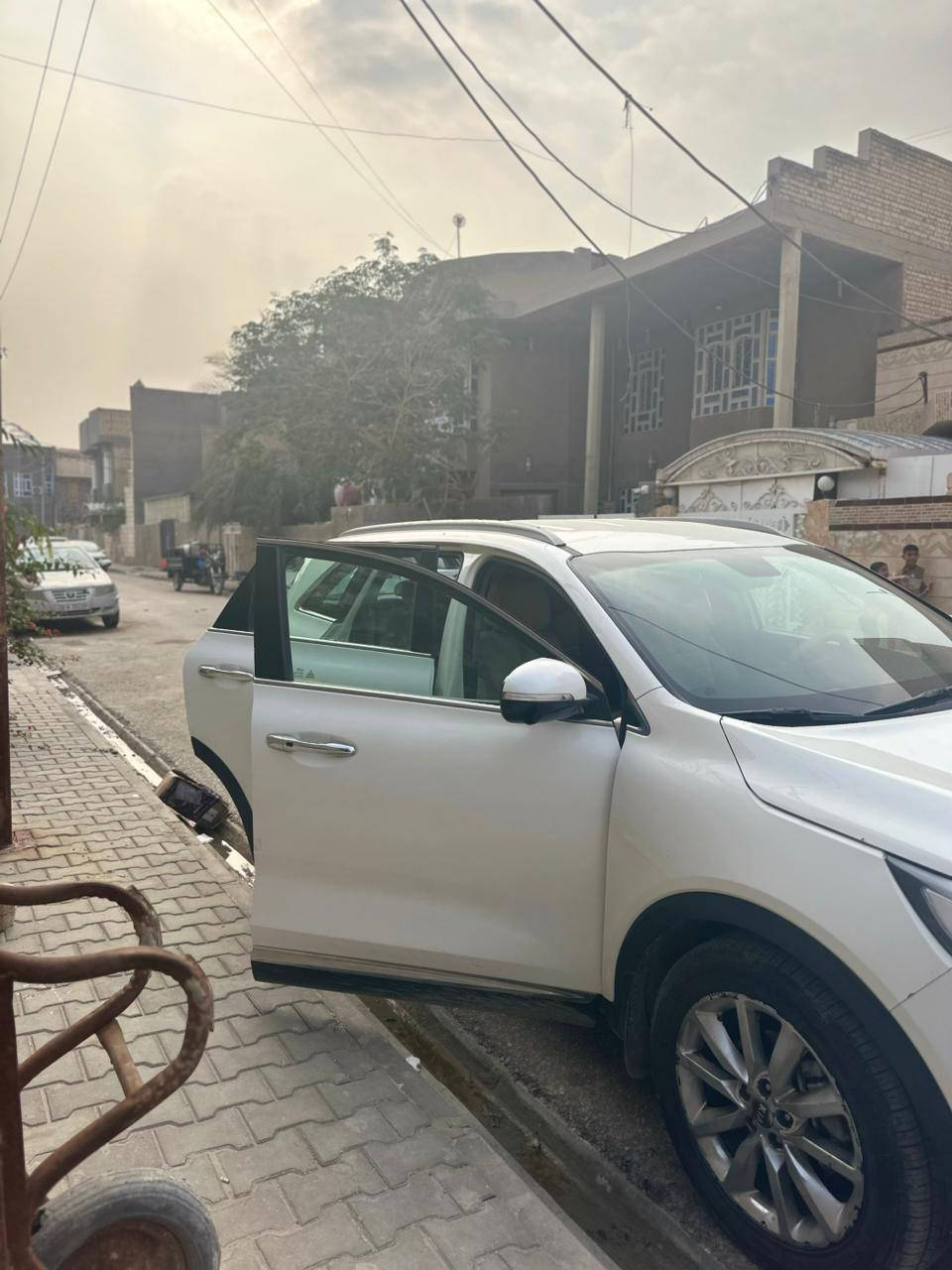 السلام عليكم
للبيع سورنتو 2017 خليجي رقم بغداد
فول مواصفات 
محرك 6 سلند
شاشه كبيره وكار بلي 
بصمة تشغيل وابواب 
صندوق كهربائي 
نظام ترحيب بالابواب 
كاميرا خلفيه
بردات خلفية بلادي  
حساس امامي خلفي 
تحكمات ستيرن
7 راكب 
وبقية المواصفات الفول بالسورنتو 
السيارة جديدة واستخدام شخصي  وبدون نقص جاهزة ومال جناي ماشيه 131 الف الضرر كما موضح بالسونار والبنيد مبدل لان صار بي ضرر بسبب سقوط حديده عليه وما صلحته بدلته  وعظم السياره بالكامل سليم 
السعر 205 ورقة وبيه مجال اتصل وتدلل 
مكاني السماوه 
للأستفسار .  ***********
