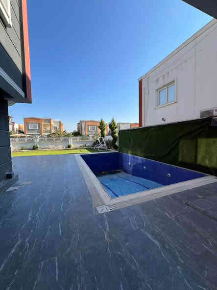 بيت للبيع في كنجان ستي 
مساحة 450 م 
يتكون من 5 غرف نوم 
استقبال و مطبخ و هول 
كراج وحديقة + مصبح 
*********** 
واتسال *********** أربيل
