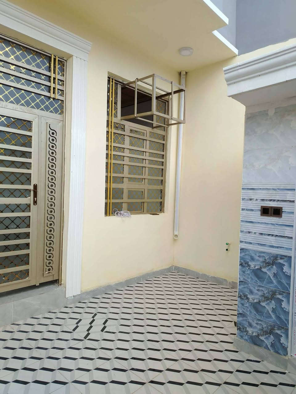 دار للبيع للبيع المساحة 100م طابق واحد بناء حديث وكامل بدون نقص نوع العقار طابو زراعي سند ٢٥ العنوان زراعي التحرير بداية الجزء الثاني قرب اسواق سنتر الحولي منطقة كامل خدمات تبليط بالباب  للأستفسار ***********
