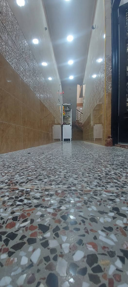 بيت مساحة ٧٥ متر طابق واحد الشعلة شارع ٦٠ قبل السجة شارع ابو طيارة البيت جاهز للسكن الخدمات كاملة من كل النواحي بي غرفة نوم وغرفة استقبال وحولي البيت عالي عن الشارع الفرع مقرنص السعر ٨٥ للإستفسار ***********
