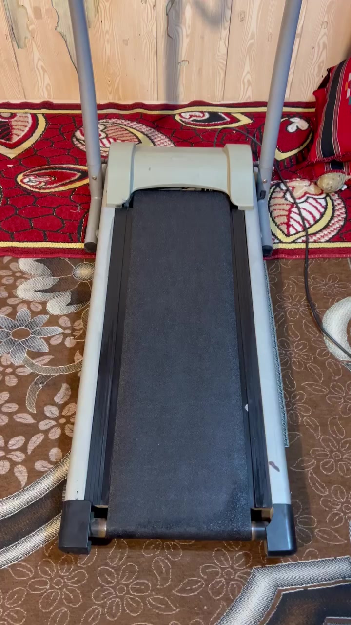 السلام عليكم جهاز جري ستعمال قليل يحتوي على حساس نبضات القلب و مفتاح امان العنوان بغداد حي لأمانة 
يوجد توصيل 
***********واتساب 
السعر 160بي مجال بصيط
