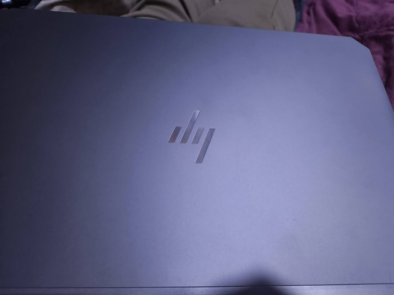 رقم:***********
سلام عليكم 💻 لابتوب HP ZBook 15 G5 Workstation
الماركة: HP يدعم فيس ايدي بصمه اصبع 
الموديل: ZBook 15 G5 
الحالة: مستعمل / نظيف
⚙️ المواصفات
المعالج: Intel Core i7 الجيل الثامن ( i7-8850H) بسرعة تصل إلى 4.1GHz
عدد الأنوية: 6 أنوية
الرام: 16GB DDR4 (قابل للترقية حتى 128GB)
التخزين: SSD 512GB NVMe سريع
كرت الشاشة الداخلي: Intel UHD Graphics 630
كرت الشاشة الخارجي: NVIDIA Quadro P1000 أو P2000 ‏4GB مخصص للتصميمو العاب والجرافيك
الشاشة: 15.6 بوصة IPS
الدقة: Full HD ‎1920×1080‎
النظام: Windows 10 / Windows 11
🔌 المنافذ
3 × USB 3.0
2 × USB-C Thunderbolt 3
HDMI
LAN Ethernet
قارئ كرت SD
مدخل سماعة وميكروفون
📡 الاتصال
Wi-Fi
Bluetooth
🔋 معلومات إضافية
بطارية 90Wh
وزن الجهاز حوالي 2.6 كغم
هيكل قوي مخصص للأعمال الثقيلة (Workstation)
مناسب لبرامج التصميم والمونتاج والهندسة مثل AutoCAD وPremiere �
DeviceBeast +١
✅ 
لابتوب HP ZBook 15 G5 وركستيشن قوي مناسب للتصميم والمونتاج العاب والبرامج الهندسية، أداء عالي وشاشة Full HD مع كرت شاشة احترافي NVIDIA Quadro.
إذا
